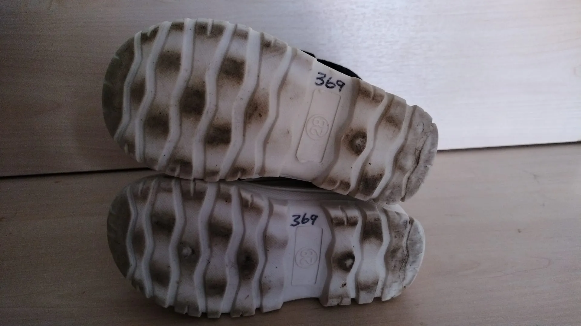 Pre Loved Roarsome (Dinoski) Kids Snow Boots Size EU28 (369)